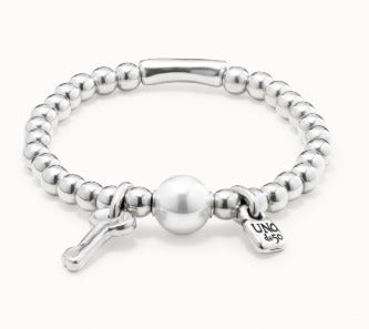Beaded stretch bracelet with a pearl