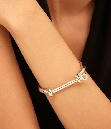 Bangle bracelet with a shackle shaped clasp