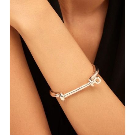 Bangle bracelet with a shackle shaped clasp