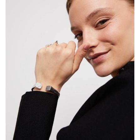 Bangle bracelet with square shape