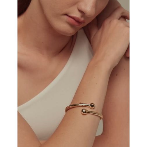 Bangle bracelet with inner spring