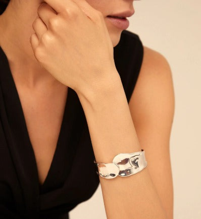 Waves shaped bangle bracelet