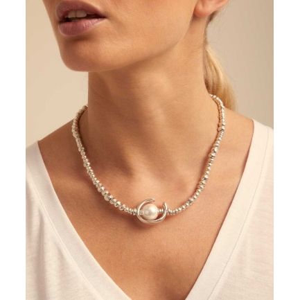 Short beaded necklace with a pearl