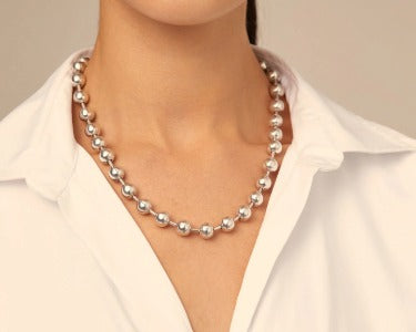 Short beaded necklace with padlock