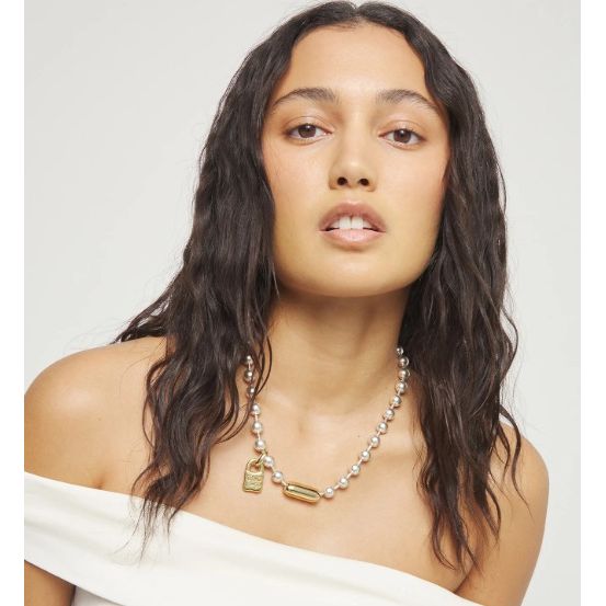 Bead necklace with contrasting accents