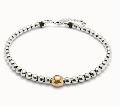 Beaded short necklace with larger central bead