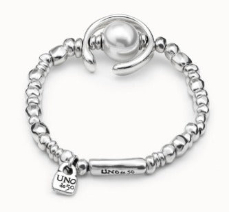 Beaded stretch bracelet with a pearl