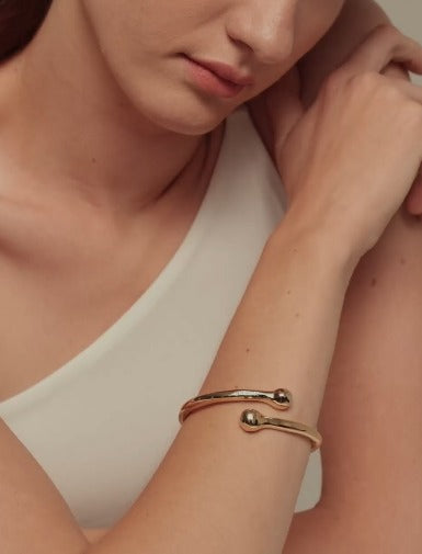 Bangle bracelet with inner spring