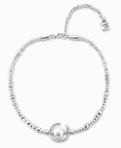 Short beaded necklace with a pearl