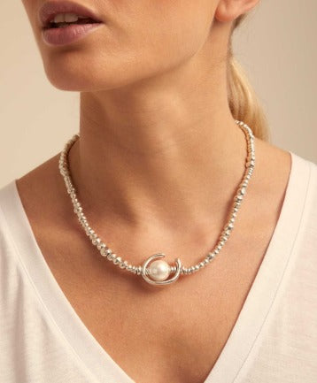 Short beaded necklace with a pearl