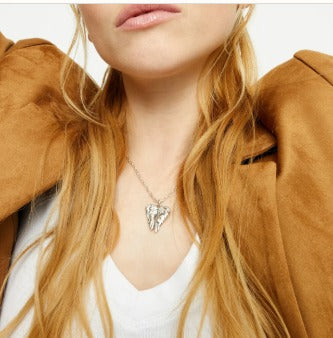 Short necklace with wing detail